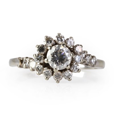 Lot 131 - A diamond cluster ring