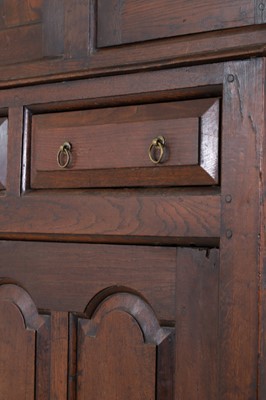 Lot 446 - A Welsh oak 'cwpwrdd deuddarn'