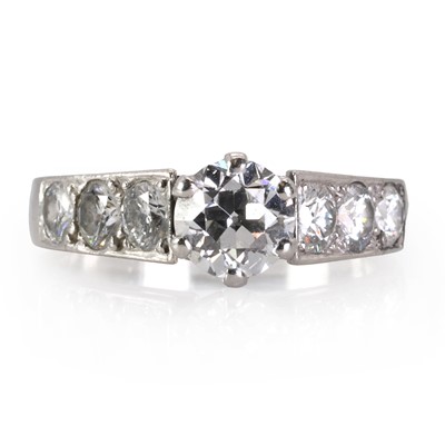 Lot 232 - A platinum and diamond ring