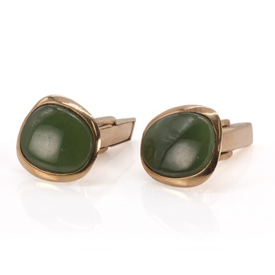 Lot 272 - A pair of gold and nephrite cufflinks