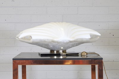 Lot 582 - A clamshell lamp