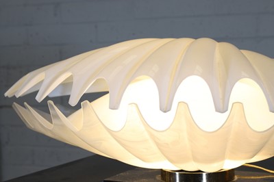 Lot 582 - A clamshell lamp