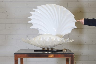 Lot 582 - A clamshell lamp