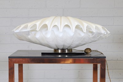Lot 582 - A clamshell lamp