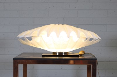 Lot 582 - A clamshell lamp