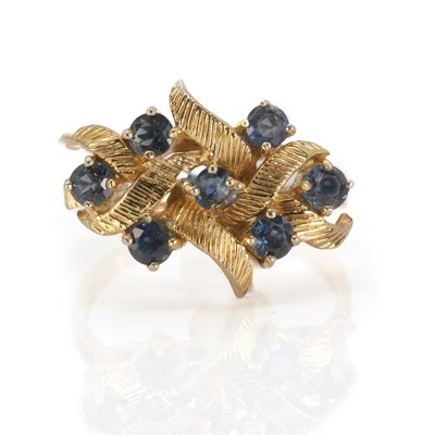 Lot 104 - A 9ct gold sapphire ring