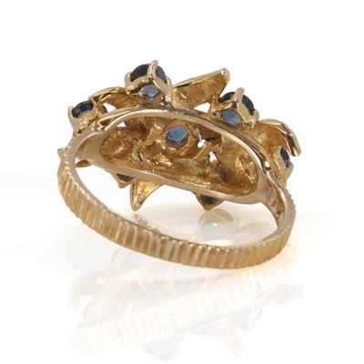 Lot 104 - A 9ct gold sapphire ring