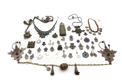Lot 20 - A collection of silver jewellery