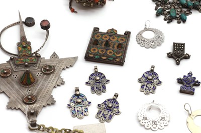 Lot 20 - A collection of silver jewellery