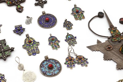 Lot 20 - A collection of silver jewellery