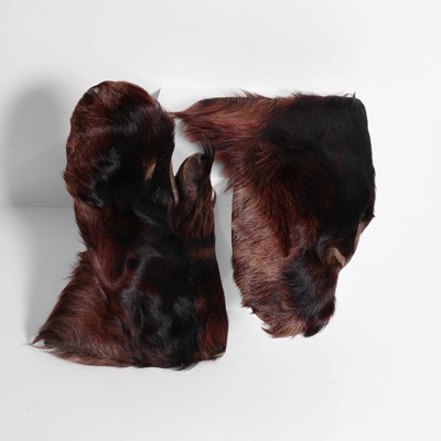 Lot 14 - A pair of frontiersman bearskin gloves