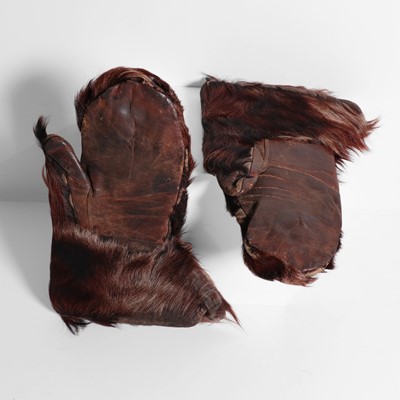 Lot 14 - A pair of frontiersman bearskin gloves