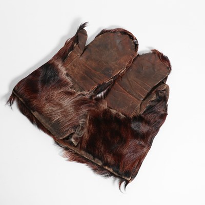 Lot 14 - A pair of frontiersman bearskin gloves