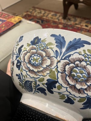 Lot 2 - A delftware tin-glazed earthenware punchbowl