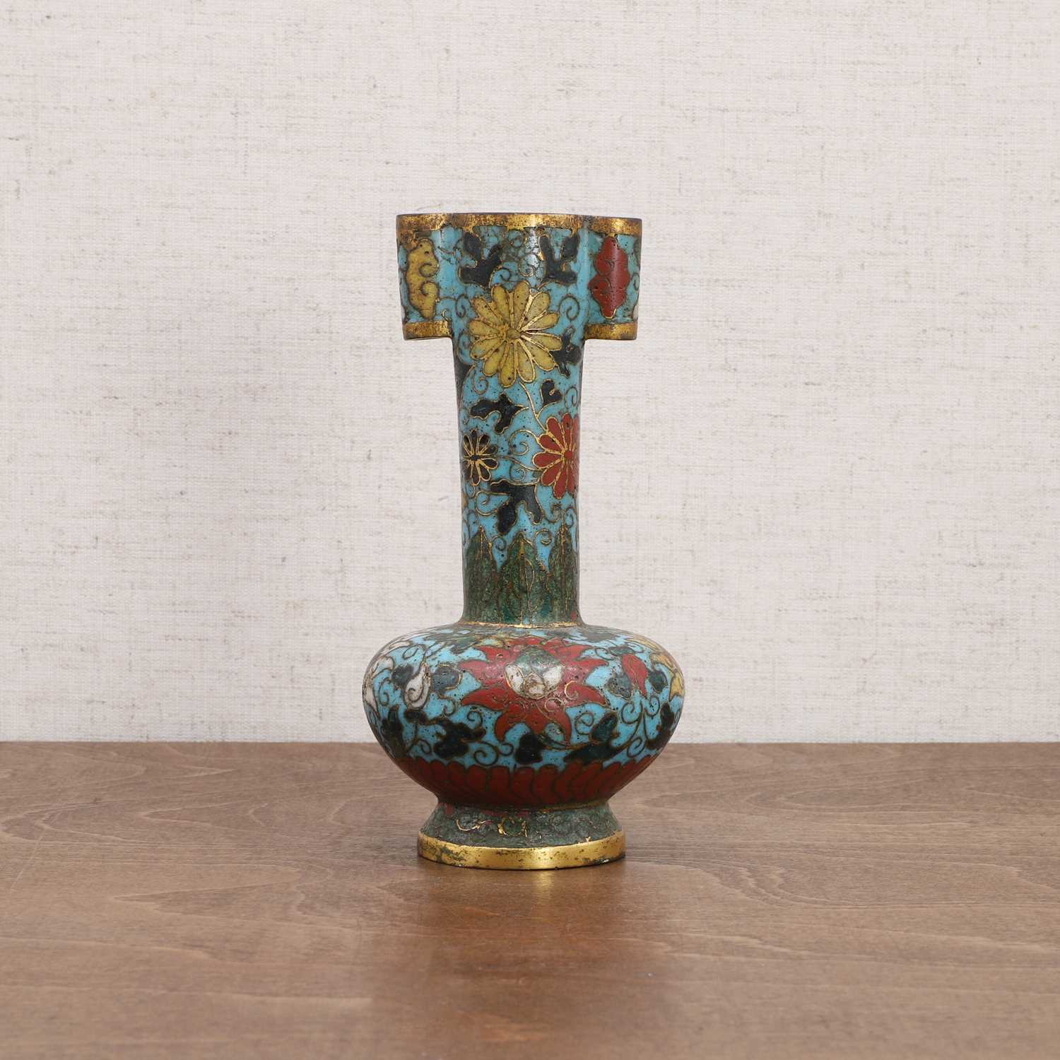 Lot 124 - A Chinese cloisonné arrow vase