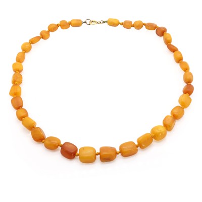 Lot 170 - A single row graduated butterscotch amber necklace