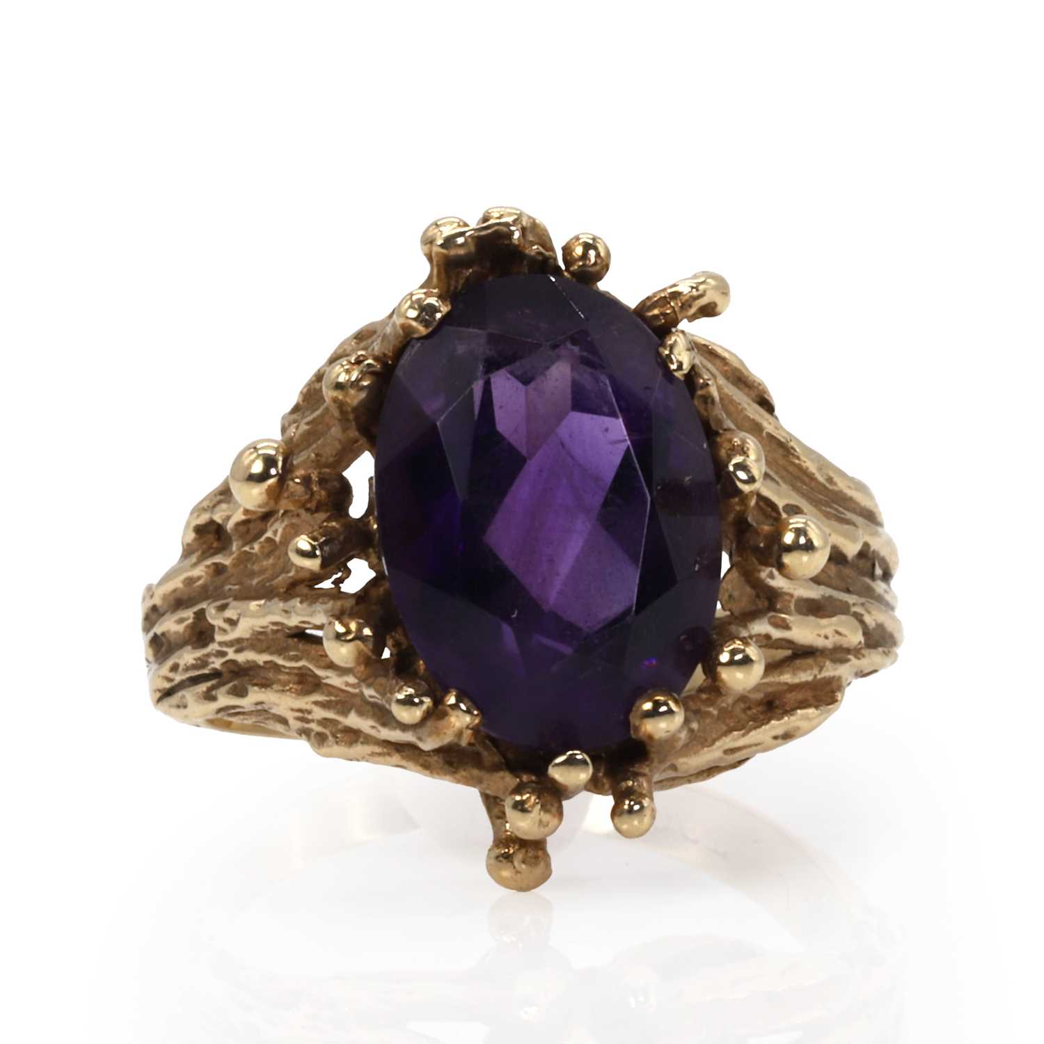 Lot 50 - An abstract design amethyst ring