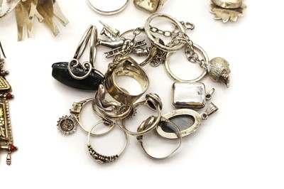 Lot 23 - A collection of silver jewellery