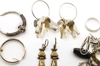 Lot 23 - A collection of silver jewellery