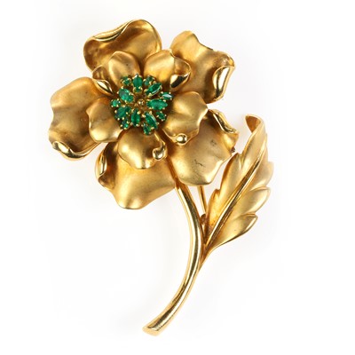 Lot 91 - A gold emerald set flower design clip brooch