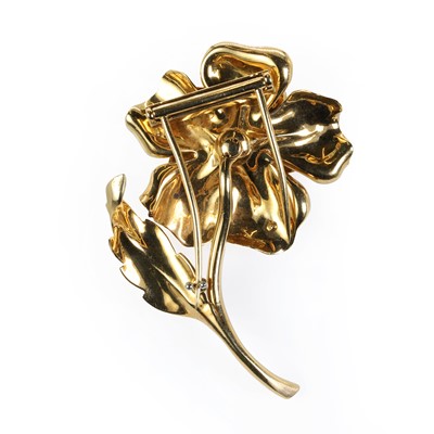 Lot 91 - A gold emerald set flower design clip brooch