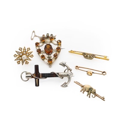 Lot 309 - A collection of gold and silver brooches