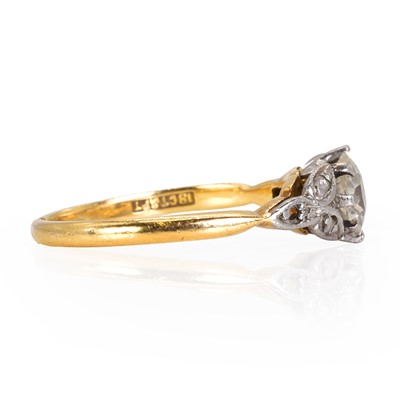 Lot 81 - A gold single stone diamond ring