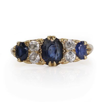 Lot 117 - An 18ct gold sapphire and diamond ring