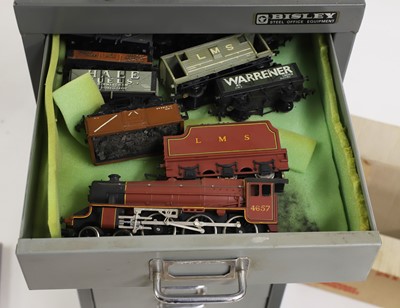 Lot 242 - A collection of '00' gauge locomotives