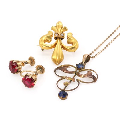 Lot 233 - A small group of antique and later gold jewels