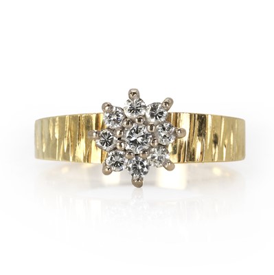 Lot 60 - An 18ct gold diamond daisy cluster ring
