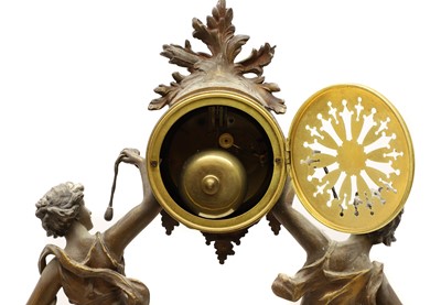 Lot 172 - A spelter mantel clock