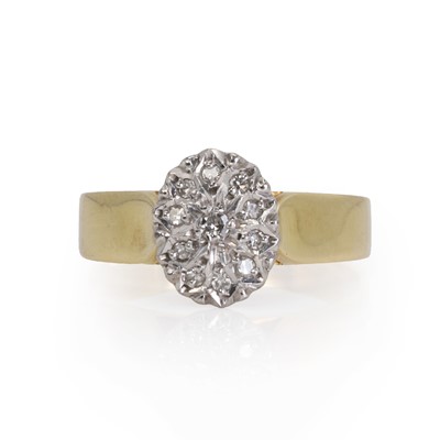 Lot 61 - A gold diamond cluster ring