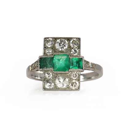 Lot 60 - An emerald and diamond panel ring, c.1915