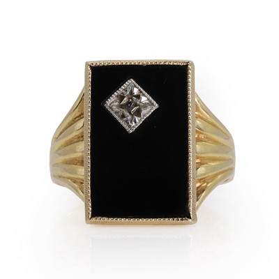 Lot 375 - A 9ct gold onyx signet ring