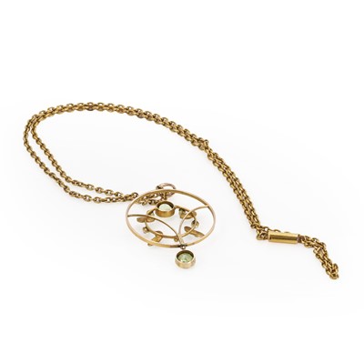 Lot 36 - An Edwardian gold peridot, split pearl drop pendant and chain