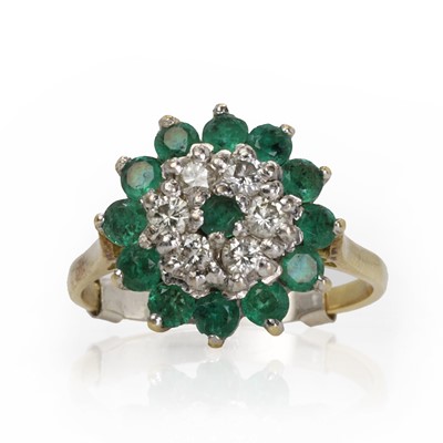 Lot 100 - A gold emerald and diamond target cluster ring