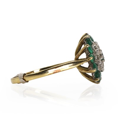 Lot 100 - A gold emerald and diamond target cluster ring