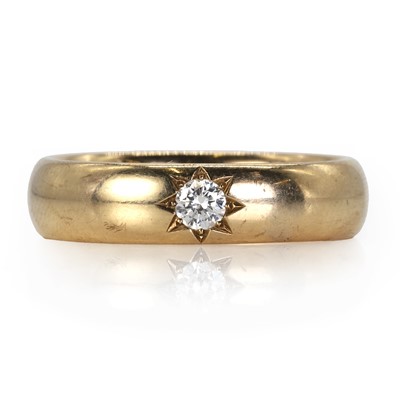 Lot 57 - A 9ct gold diamond wedding ring
