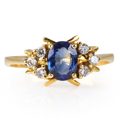 Lot 137 - An 18ct gold cornflower blue sapphire and diamond ring
