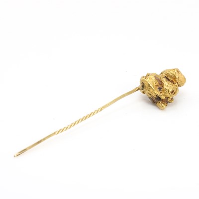 Lot 499 - A gold nugget stick pin