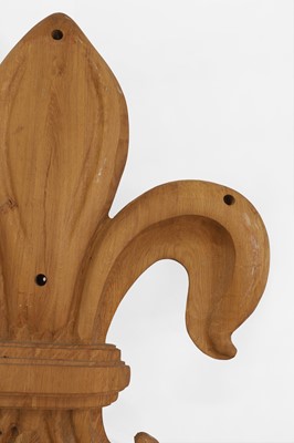 Lot 47 - A large carved oak fleur-de-lys mount