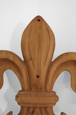 Lot 47 - A large carved oak fleur-de-lys mount
