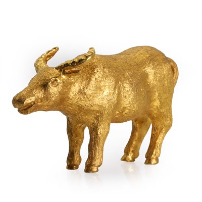 Lot 173 - A gold ox ornament