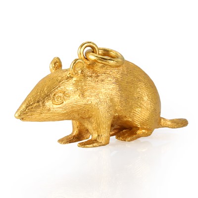 Lot 174 - A gold rat charm