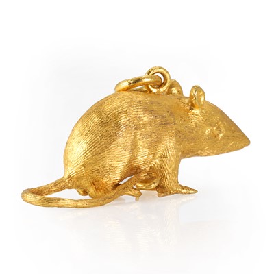 Lot 174 - A gold rat charm