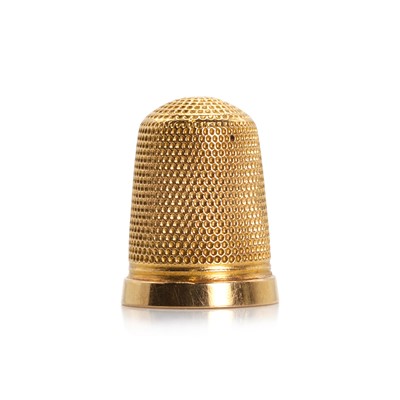 Lot 388 - A gold thimble