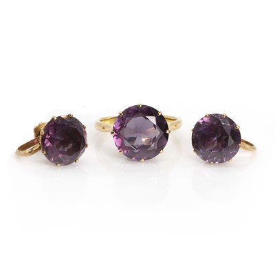 Lot 123 - A gold amethyst ring and earring set