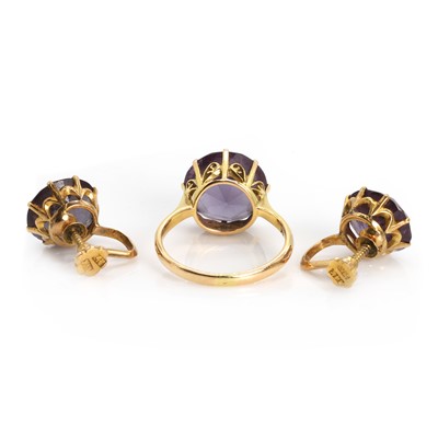 Lot 123 - A gold amethyst ring and earring set