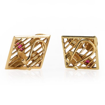 Lot 101 - A gold gemstone set mesh bracelet and earring suite
